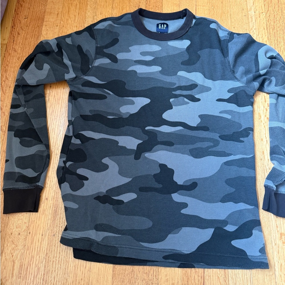 GAP Black and Gray Camouflage Crewneck